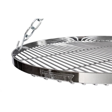 Rund grillrist med hevede kanter og metallstenger, hengt opp med tre kjeder på bålstativ.