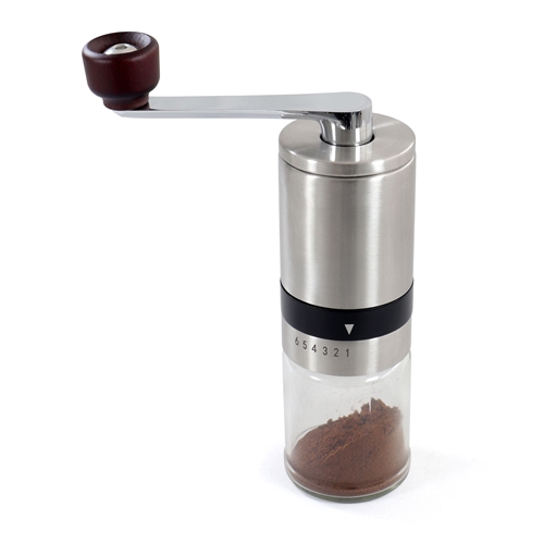 Kompakt kaffekvern i metall med trehåndtak og gjennomsiktig bunn for visning av malt kaffe.