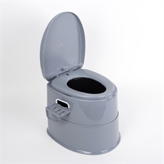 Grå bærbar toalett med åpent lokk, enkel og kompakt design. Toalettpapirholder muligens til stede.