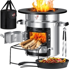 Kesser Rocketstove med grillplate, ild, panne med mat, tre, bæreveske og verktøy.