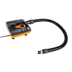 Svart og oransje luftpumpe med fleksibel slange, kompakt design, egnet for 12V oppblåsing.