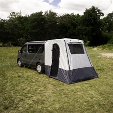 Hægtetelt festet til Renault Trafic, glidelåsdør synlig, to-tonet design på gressareal.