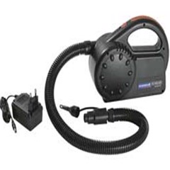 CAMPINGAZ Quick Pump med håndtak, koblet slange og strømkilde ved siden av.