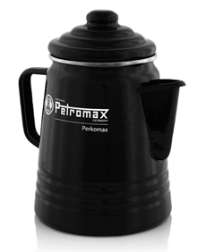 Sort, sylindrisk perkolator med tut og knopp-lokk. Merket "Petromax" og "Perkomax" på siden.